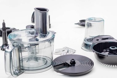 Doğal ışık. Siyah gıda işlemcisi. Kullanmak için başlığın yanında. Arka planda yemek yapmak için bir mutfak var.