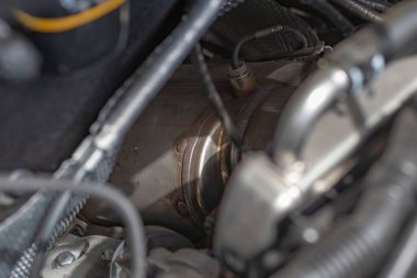 Doğal ışık. Araba. Motor bölmesi. Alçak alan derinliği. Tanecik filtresini tıkamak için sensör ile susturucu