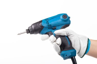 Stüdyo ışıkları. İnsan eli bir elektrikli tornavida gibidir. Beyaz bir arka planda. Yakın plan.