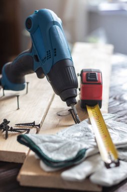 Stüdyo ışıkları. Elektrikli tornavida. Geçmişe dönük ahşap bir arka plan. Yumuşak odaklanma. Yakın plan.