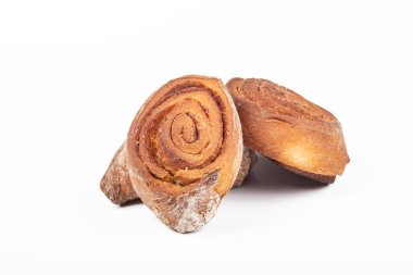 Stüdyo ışıkları. Ev yapımı kekler. Beyaz bir arka planda. Yakın plan.