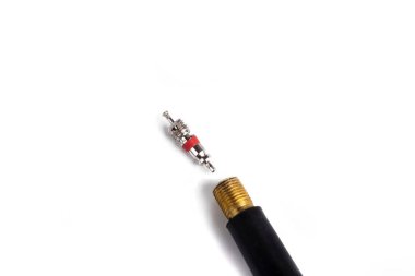 Stüdyo ışıkları. Beyaz bir arka planda. Araba tekerleği detayı. Yakın plan.