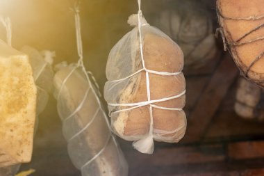 Sokak lambası. Ahşaptan yapılmış küçük ölçekli ürünler için tütsü evi. Burada et, duman ve ısının yardımıyla özel bir şekilde pişirilir.