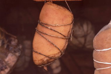 Sokak lambası. Ahşaptan yapılmış küçük ölçekli ürünler için tütsü evi. Burada et, duman ve ısının yardımıyla özel bir şekilde pişirilir.