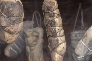 Sokak lambası. Ahşaptan yapılmış küçük ölçekli ürünler için tütsü evi. Burada et, duman ve ısının yardımıyla özel bir şekilde pişirilir.