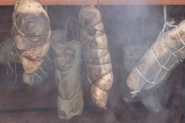 Sokak lambası. Ahşaptan yapılmış küçük ölçekli ürünler için tütsü evi. Burada et, duman ve ısının yardımıyla özel bir şekilde pişirilir.