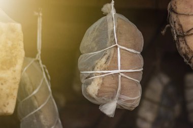 Sokak lambası. Ahşaptan yapılmış küçük ölçekli ürünler için tütsü evi. Burada et, duman ve ısının yardımıyla özel bir şekilde pişirilir.