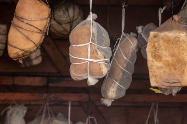 Sokak lambası. Ahşaptan yapılmış küçük ölçekli ürünler için tütsü evi. Burada et, duman ve ısının yardımıyla özel bir şekilde pişirilir.