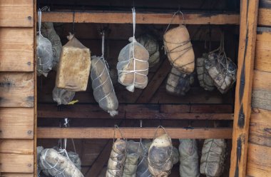 Sokak lambası. Ahşaptan yapılmış küçük ölçekli ürünler için tütsü evi. Burada et, duman ve ısının yardımıyla özel bir şekilde pişirilir.