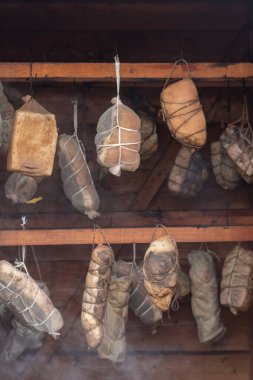 Sokak lambası. Ahşaptan yapılmış küçük ölçekli ürünler için tütsü evi. Burada et, duman ve ısının yardımıyla özel bir şekilde pişirilir.