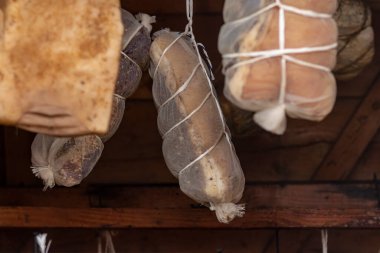 Sokak lambası. Ahşaptan yapılmış küçük ölçekli ürünler için tütsü evi. Burada et, duman ve ısının yardımıyla özel bir şekilde pişirilir.