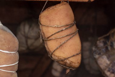 Sokak lambası. Ahşaptan yapılmış küçük ölçekli ürünler için tütsü evi. Burada et, duman ve ısının yardımıyla özel bir şekilde pişirilir.