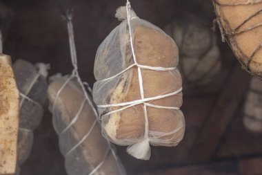 Sokak lambası. Ahşaptan yapılmış küçük ölçekli ürünler için tütsü evi. Burada et, duman ve ısının yardımıyla özel bir şekilde pişirilir.