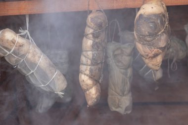 Sokak lambası. Ahşaptan yapılmış küçük ölçekli ürünler için tütsü evi. Burada et, duman ve ısının yardımıyla özel bir şekilde pişirilir.