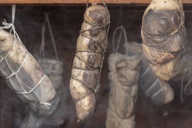 Sokak lambası. Ahşaptan yapılmış küçük ölçekli ürünler için tütsü evi. Burada et, duman ve ısının yardımıyla özel bir şekilde pişirilir.