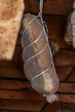 Sokak lambası. Ahşaptan yapılmış küçük ölçekli ürünler için tütsü evi. Burada et, duman ve ısının yardımıyla özel bir şekilde pişirilir.