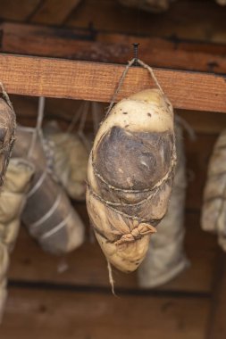 Sokak lambası. Ahşaptan yapılmış küçük ölçekli ürünler için tütsü evi. Burada et, duman ve ısının yardımıyla özel bir şekilde pişirilir.