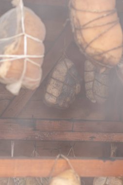 Sokak lambası. Ahşaptan yapılmış küçük ölçekli ürünler için tütsü evi. Burada et, duman ve ısının yardımıyla özel bir şekilde pişirilir.