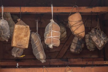 Sokak lambası. Ahşaptan yapılmış küçük ölçekli ürünler için tütsü evi. Burada et, duman ve ısının yardımıyla özel bir şekilde pişirilir.