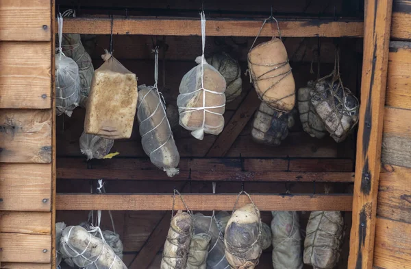 Sokak lambası. Ahşaptan yapılmış küçük ölçekli ürünler için tütsü evi. Burada et, duman ve ısının yardımıyla özel bir şekilde pişirilir.