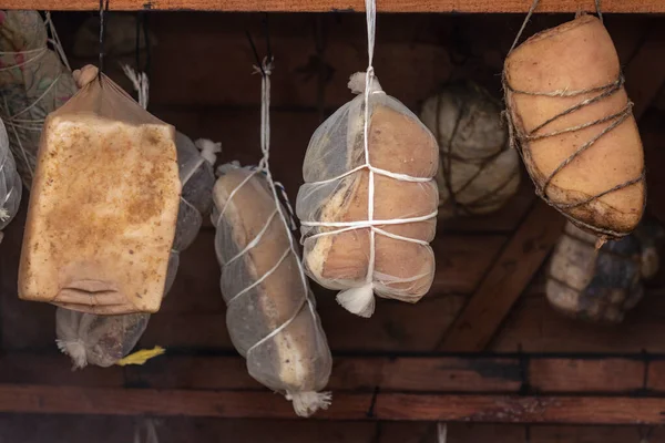 Sokak lambası. Ahşaptan yapılmış küçük ölçekli ürünler için tütsü evi. Burada et, duman ve ısının yardımıyla özel bir şekilde pişirilir.