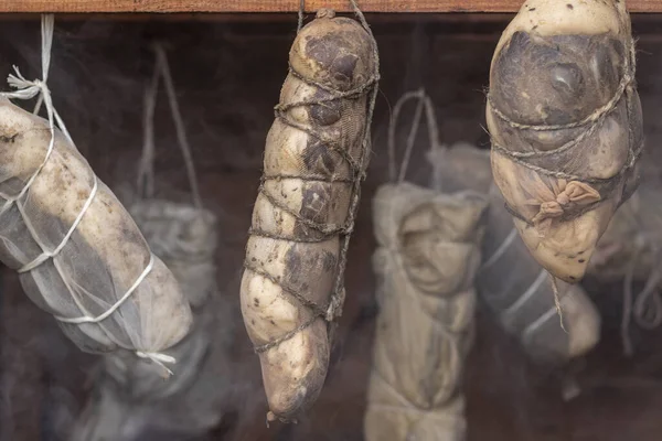 Sokak lambası. Ahşaptan yapılmış küçük ölçekli ürünler için tütsü evi. Burada et, duman ve ısının yardımıyla özel bir şekilde pişirilir.