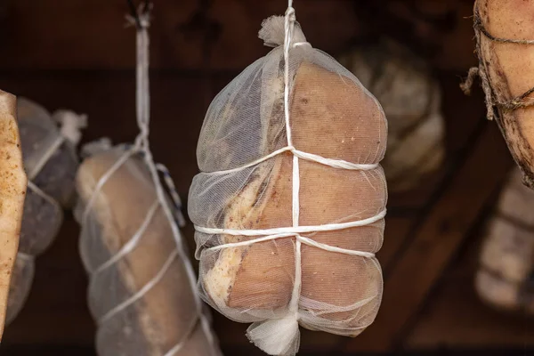 Sokak lambası. Ahşaptan yapılmış küçük ölçekli ürünler için tütsü evi. Burada et, duman ve ısının yardımıyla özel bir şekilde pişirilir.