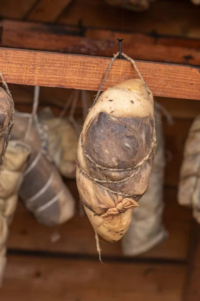 Sokak lambası. Ahşaptan yapılmış küçük ölçekli ürünler için tütsü evi. Burada et, duman ve ısının yardımıyla özel bir şekilde pişirilir.
