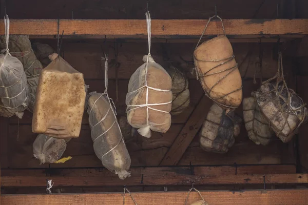 Sokak lambası. Ahşaptan yapılmış küçük ölçekli ürünler için tütsü evi. Burada et, duman ve ısının yardımıyla özel bir şekilde pişirilir.