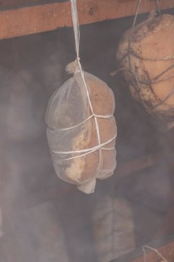Sokak lambası. Ahşaptan yapılmış küçük ölçekli ürünler için tütsü evi. Burada et, duman ve ısının yardımıyla özel bir şekilde pişirilir.