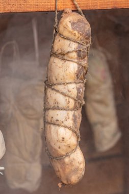 Sokak lambası. Ahşaptan yapılmış küçük ölçekli ürünler için tütsü evi. Burada et, duman ve ısının yardımıyla özel bir şekilde pişirilir.