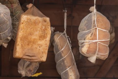 Sokak lambası. Ahşaptan yapılmış küçük ölçekli ürünler için tütsü evi. Burada et, duman ve ısının yardımıyla özel bir şekilde pişirilir.