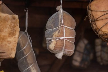 Sokak lambası. Ahşaptan yapılmış küçük ölçekli ürünler için tütsü evi. Burada et, duman ve ısının yardımıyla özel bir şekilde pişirilir.