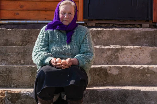 Yakın Plan Kirli Tırnakları Olan Yaşlı Bir Kadın Elinde Tavuk — Stok fotoğraf