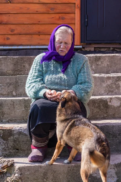 Närbild Äldre Kvinna Med Smutsiga Naglar Håller Tre Hönsägg Sina — Stockfoto