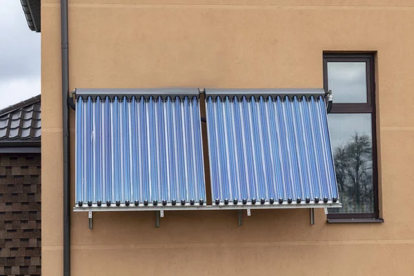 Естественное Освещение Загородном Доме Солнечная Батарея Подогрева Воды — стоковое фото