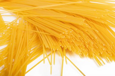 Stüdyo ışıkları. Sarı makarna. Buğdaydan yapılmış. Yakın plan.