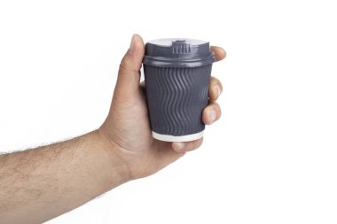 Stüdyo ışıkları. Bir adam elinde bir içki bardağı tutuyor. Beyaz bir arka planda. yakın plan