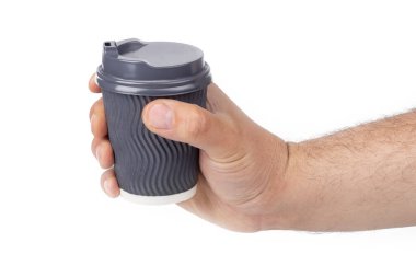 Stüdyo ışıkları. Bir adam elinde bir içki bardağı tutuyor. Beyaz bir arka planda. yakın plan