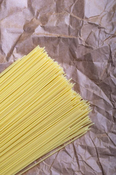 Iluminação Estúdio Papel Cinza Amassado Nele São Macarrão Amarelo Close — Fotografia de Stock