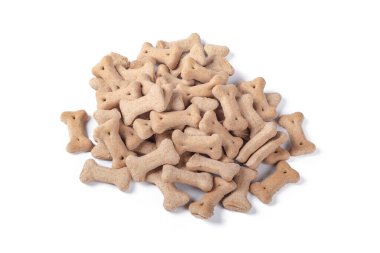 Stüdyo ışıkları. Kemik şeklinde köpek maması. Beyaz bir arkaplanda