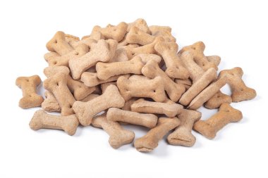 Stüdyo ışıkları. Kemik şeklinde köpek maması. Beyaz bir arkaplanda