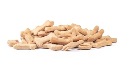 Stüdyo ışıkları. Kemik şeklinde köpek maması. Beyaz bir arkaplanda