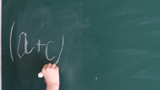 Straßenbeleuchtung Ein Kleines Mädchen Schreibt Mit Kreide Eine Gleichung Auf — Stockvideo