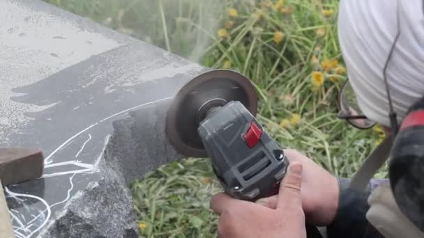 ミンスク ベラルーシ 2021年5月19日 街路灯だ 覆面労働者は特殊工具で花崗岩の石を処理する — ストック動画