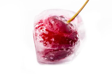 Geçmişe dönük beyaz ahşap arka plan. Buzlu kırmızı kirazlar. Yakın plan.