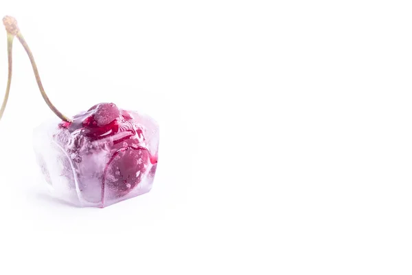 Фон Білий Червоні Вишні Кубиках Льоду Крупним Планом Макро — стокове фото