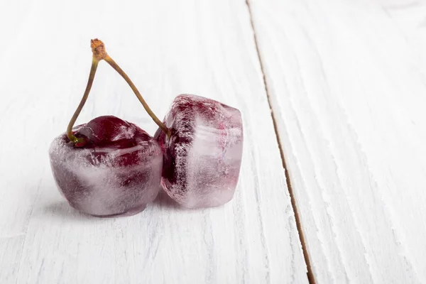 Fondo Madera Blanca Estilo Retro Cerezas Rojas Cubitos Hielo Primer —  Fotos de Stock