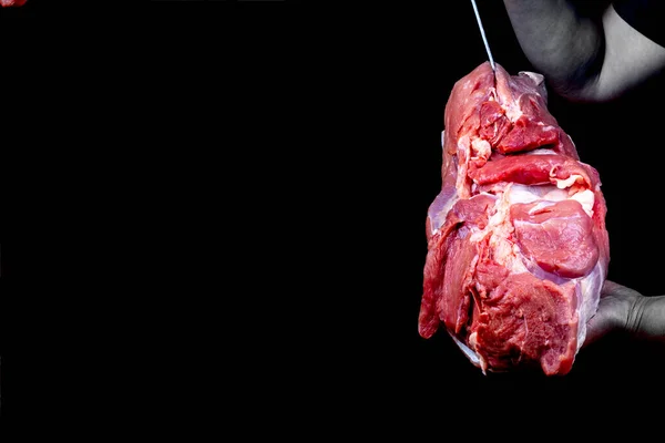 Iluminación Estudio Fondo Oscuro Trozo Carne Está Suspendido Gancho Primer — Foto de Stock