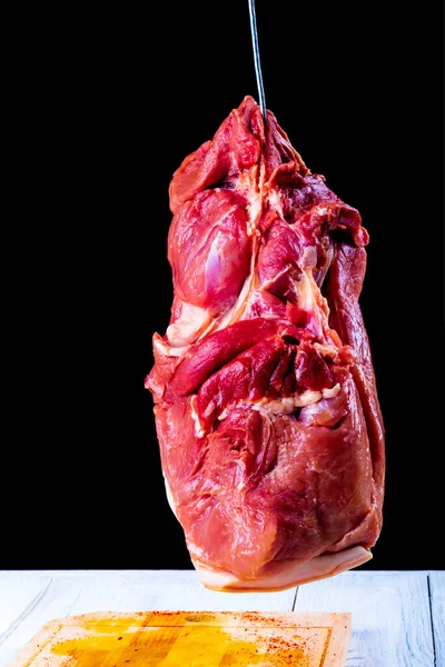 Iluminação Fundo Escuro Pedaço Carne Suspende Gancho Close — Fotografia de Stock